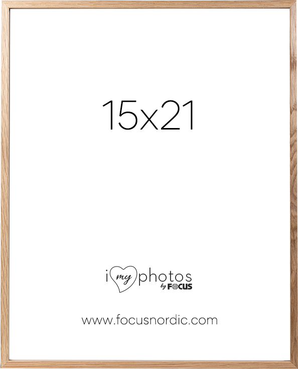 800q-01_123186 Focus Rock Oak Veneer 15x21 -kuvakehyksessä on valkoinen tausta, jossa on 15x21 suurella tekstillä sanojen "I love my photos by FOCUS" ja verkkosivuston www.focusnordic.com yläpuolella.