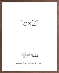 800q-01_123187 Focus Rock Walnut Veneer 15x21 on puinen kuvakehys, jossa on valkoinen insertti, jossa on suuri 15x21-teksti, "i love my photos by Focus" -logo ja www.focusnordic.com alareunassa.