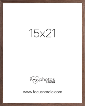 800q-01_123187 Focus Rock Walnut Veneer 15x21 on puinen kuvakehys, jossa on valkoinen insertti, jossa on suuri 15x21-teksti, "i love my photos by Focus" -logo ja www.focusnordic.com alareunassa.