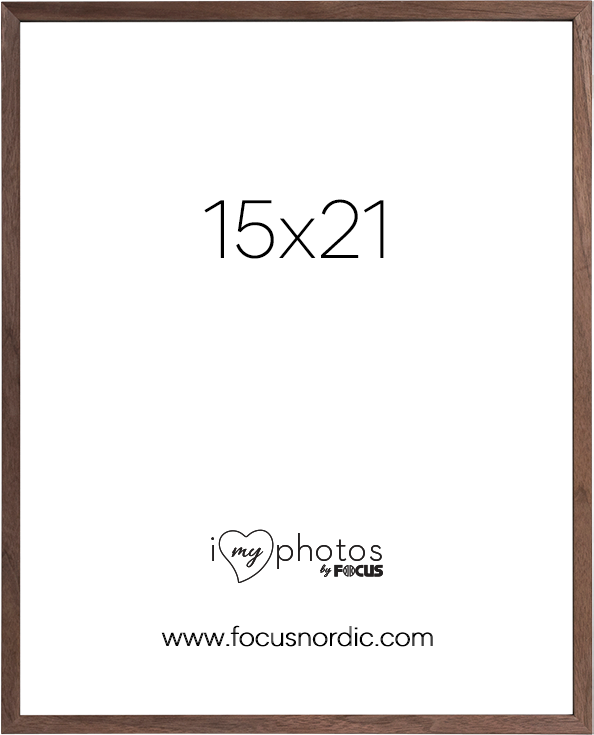 800q-01_123187 Focus Rock Walnut Veneer 15x21 on puinen kuvakehys, jossa on valkoinen insertti, jossa on suuri 15x21-teksti, "i love my photos by Focus" -logo ja www.focusnordic.com alareunassa.