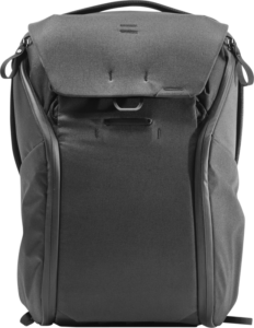 800q-01_123299 Peak Design Everyday Backpack 20L v2 -repussa mustassa on moderni, jäsennelty muotoilu, jossa on yläläppä, etutasku, sivuvetoketjut, minimaalinen tuotemerkintä, tukeva kangas ja pieni metallikoukku edessä.