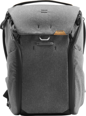 Peak Design Everyday Backpack 20L v2 in Charcoal -repussa on tyylikäs, jäsennelty muotoilu, jossa on läppäkansi, sivuvetoketjut, pehmustetut sivutaskut ja nahkatunniste - ihanteellinen päivittäiseen käyttöön tai valokuvauskaluston kuljettamiseen.