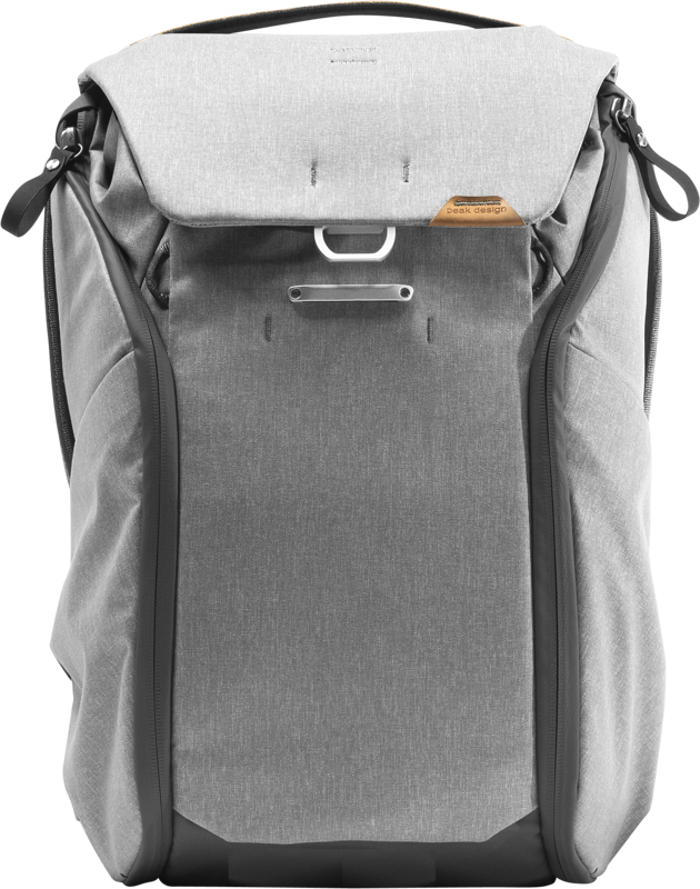 800q-01_123301 Peak Design Everyday Backpack 20L v2 Ash -repussa on tyylikäs, strukturoitu harmaa muotoilu, jossa on läppäkansi, sivuvetoketjut, metallikoukkusuljenta ja pieni ruskea nahkainen aksenttitarra lähellä oikeaa yläkulmaa. Minimaalinen tuotemerkintä.