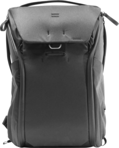 Mustassa Peak Design Everyday Backpack 30L V2 -repussa on tyylikäs, jäsennelty muoto, yläläppä, kaksi sivuvetoketjua, yläkahva, metallinen etukoukku, ja se on valmistettu kestävästä, vedenkestävästä materiaalista.