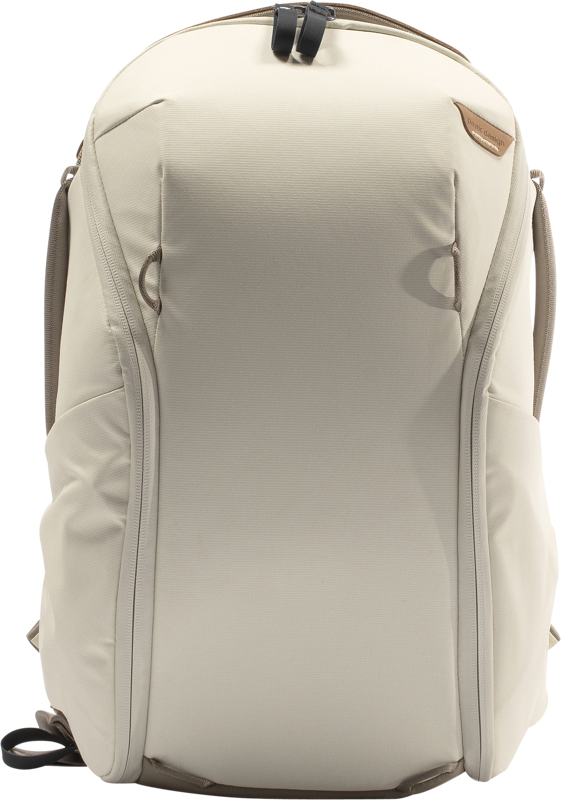 800q-01_123309 Peak Design Everyday Backpack 15L Zip V2 in Bone on tyylikäs, vaaleanbeige laukku, jossa on minimalistinen muotoilu, sivutaskut, yläkahva mustalla hihnalla ja pieni ruskea logolaastari oikeassa yläkulmassa.