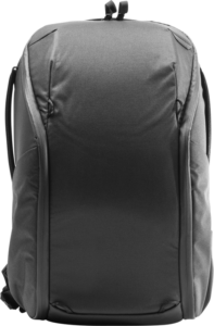 800q-01_123310 Mustassa Peak Design Everyday Backpack 20L Zip V2 -repussa on sileä etupaneeli, kaarevat sivuvetoketjut ja sivutaskut, ja se on kuvassa pystyasennossa tavallisella pohjalla.