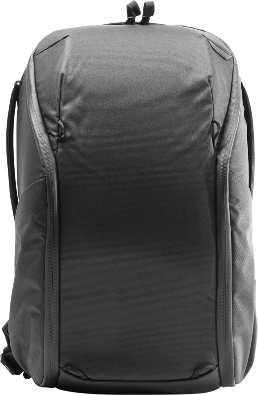 800q-01_123310 Mustassa Peak Design Everyday Backpack 20L Zip V2 -repussa on sileä etupaneeli, kaarevat sivuvetoketjut ja sivutaskut, ja se on kuvassa pystyasennossa tavallisella pohjalla.