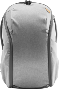 800q-01_123311 Peak Design Everyday Backpack 20L Zip V2 in Ash -repussa on vaaleanharmaa, minimalistinen muotoilu mustilla vetoketjuilla ja hienovaraisilla yksityiskohdilla, jotka näkyvät valkoista taustaa vasten.