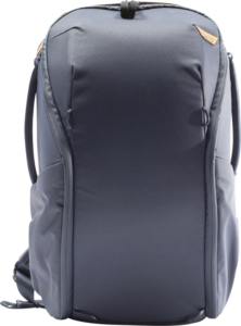 800q-01_123312 Peak Design Everyday Backpack 20L Zip V2 in Midnight on tyylikäs, tummanharmaa minimalistinen reppu, jossa on sivutaskut, pehmustetut olkahihnat ja nahkalaikka oikeassa yläkulmassa.