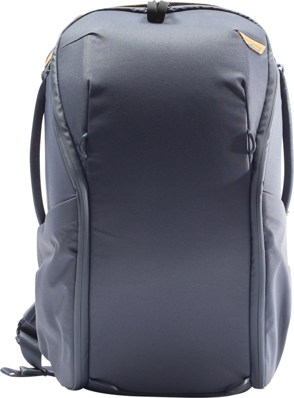 800q-01_123312 Peak Design Everyday Backpack 20L Zip V2 in Midnight on tyylikäs, tummanharmaa minimalistinen reppu, jossa on sivutaskut, pehmustetut olkahihnat ja nahkalaikka oikeassa yläkulmassa.