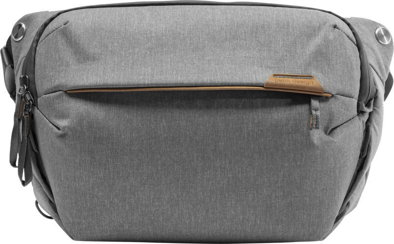 800q-01_123319 Peak Design Everyday Sling 10L v2 Ash -mallistossa on minimalistinen, moderni muotoilu, kestävä kangas, vetoketjullinen etutasku, jossa on nahkainen korostus, ja säädettävät sivuhihnat.