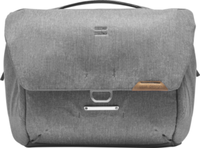 800q-01_123321 Peak Design Everyday Messenger 13L v2 in Ash on harmaa kangaslaukku, jossa on läppäsuljenta, metallisolki, nahkainen "Peak Design" -aksenttimerkki, yläkahva, minimalistinen tyyli ja rakenteellinen muoto.