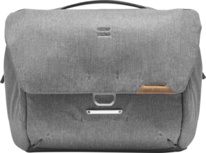 800q-01_123321 Peak Design Everyday Messenger 13L v2 in Ash on harmaa kangaslaukku, jossa on läppäsuljenta, metallisolki, nahkainen "Peak Design" -aksenttimerkki, yläkahva, minimalistinen tyyli ja rakenteellinen muoto.