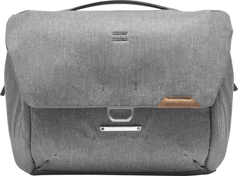 800q-01_123321 Peak Design Everyday Messenger 13L v2 in Ash on harmaa kangaslaukku, jossa on läppäsuljenta, metallisolki, nahkainen "Peak Design" -aksenttimerkki, yläkahva, minimalistinen tyyli ja rakenteellinen muoto.