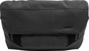800q-01_123332 Peak Design The Field Pouch v2 mustana on tyylikäs, minimalistinen suorakulmainen kangaspussukka, jossa on läppäsuljenta ja pieni kolmionmuotoinen logo edessä, täydellinen pienten esineiden tai tarvikkeiden kuljettamiseen.