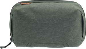 800q-01_123337 PEAK DESIGN TECH POUCH // SAGE on suorakulmainen, harmaa, kuvioidusta kankaasta valmistettu matkanjärjestäjä, jossa on vetoketju vasemmalla puolella ja pieni ruskea korostuslaastari vasemmassa yläkulmassa.