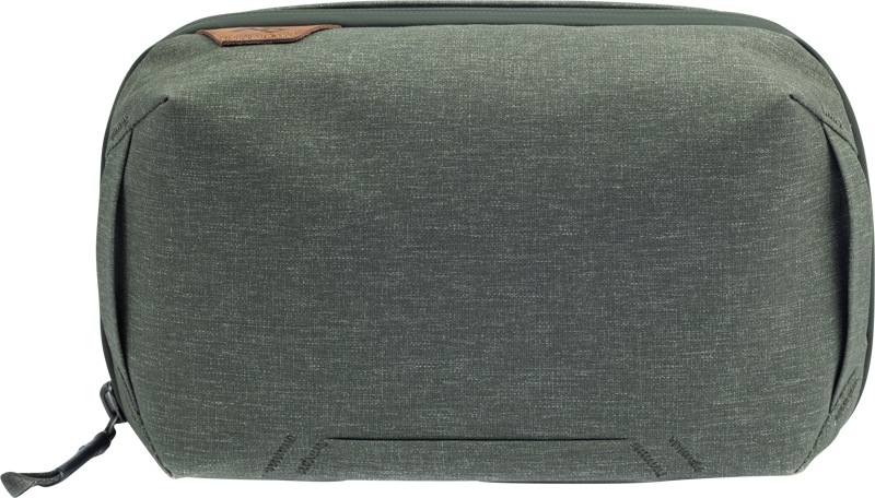 800q-01_123337 PEAK DESIGN TECH POUCH // SAGE on suorakulmainen, harmaa, kuvioidusta kankaasta valmistettu matkanjärjestäjä, jossa on vetoketju vasemmalla puolella ja pieni ruskea korostuslaastari vasemmassa yläkulmassa.