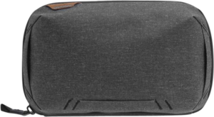 800q-01_123338 Peak Design Tech Pouch in Charcoal on suorakulmainen matkapussi, jossa on vetoketjullinen sulkeminen, pieni nahkainen korostus vasemmassa yläkulmassa ja hienovaraiset ompeleet edessä.