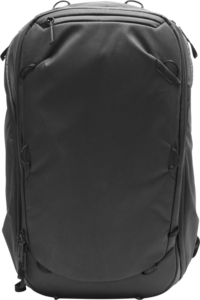 800q-01_123341 Peak Design Travel Backpack 45L -matkarepussa mustana on moderni, virtaviivainen muotoilu, jossa on useita vetoketjuja ja etukiinnityslenkit, kuvassa pystyssä valkoista taustaa vasten.