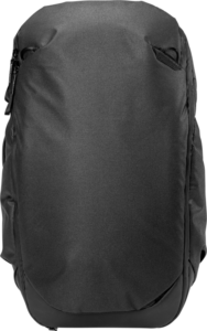 800q-01_123343 Mustassa Peak Design Travel Backpack 30L -matkarepussa on sileä, minimalistinen muotoilu, jossa on piilotetut vetoketjut valkoista taustaa vasten.