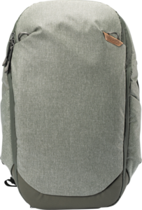 800q-01_123344 Etukuva Peak Design Travel Backpack 30L Sage -repusta, jossa on minimalistinen harmaa ilme, sileä rakenteellinen muotoilu, vetoketju ylhäällä ja pieni ruskea nahkainen korostus vetoketjun lähellä.