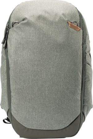 800q-01_123344 Etukuva Peak Design Travel Backpack 30L Sage -repusta, jossa on minimalistinen harmaa ilme, sileä rakenteellinen muotoilu, vetoketju ylhäällä ja pieni ruskea nahkainen korostus vetoketjun lähellä.