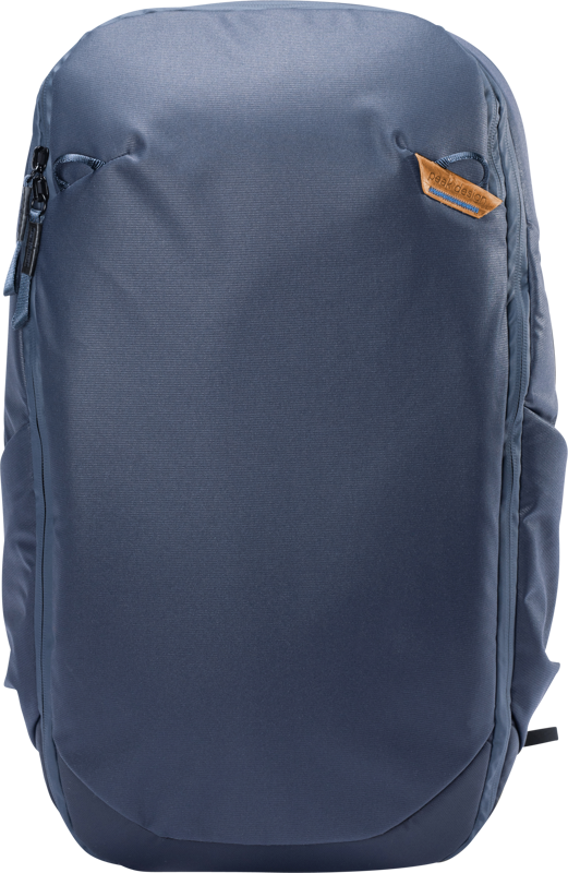 800q-01_123345 Peak Design Travel Backpack 30L // Midnight -repussa on tyylikäs, moderni sininen muotoilu, sileä etuosa, minimaaliset saumat, sivutaskut ja pieni ruskea nahkainen korostus oikeassa yläkulmassa.