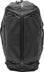Mustassa Peak Design Travel Duffelpack 65L -matkarepussa on moderni, tyylikäs muotoilu, jossa on kaksi pystysuoraa etuvetoketjua, sivukahvat ja napin yksityiskohdat pohjassa.
