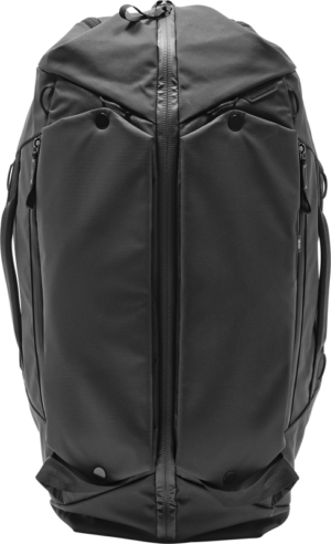 800q-01_123348 Mustassa Peak Design Travel Duffelpack 65L -matkarepussa on moderni, tyylikäs muotoilu, jossa on kaksi pystysuoraa etuvetoketjua, sivukahvat ja napin yksityiskohdat pohjassa.