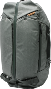 800q-01_123349 Peak Design Travel Duffelpack 65L in Sage on tilava, harmaa reppu, jossa on useita vetoketjullisia taskuja, pystysuora etuvetoketju, mustat korostukset, ruskea nahkalappu yläosan lähellä ja hienovaraisesti kuvioitu kangas.