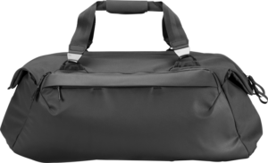 800q-01_123351 Mustassa Peak Design Travel 65L Duffel -matkalaukussa on kaksi lyhyttä kahvaa, vetoketjukiinnitys ja tyylikäs minimalistinen muotoilu, joka näkyy valkoista taustaa vasten.