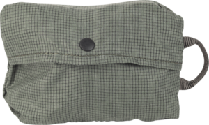 Peak Design Shoe Pouch // Sage on kompakti, suorakaiteen muotoinen, vihreä pussi, jossa on musta rasterikuvio, mustalla painonapilla kiinnitettävä läppä ja oikeanpuoleinen silmukkakahva.