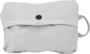800q-01_123369 Peak Design Shoe Pouch // Raw on pieni, suorakaiteen muotoinen pussi, jossa on mustavalkoinen ruudukkokuvio, mustalla napilla kiinnitettävä läppä ja oikealla puolella kangaslenkkikahva.