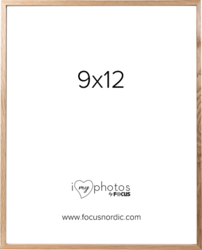 800q-01_127283 Focus Rock Oak -viilutettu 9x12 puinen kuvakehys, jossa on valkoinen matto, näyttää "9x12" keskellä, "i love photos by FOCUS" ja "www.focusnordic.com" alla.