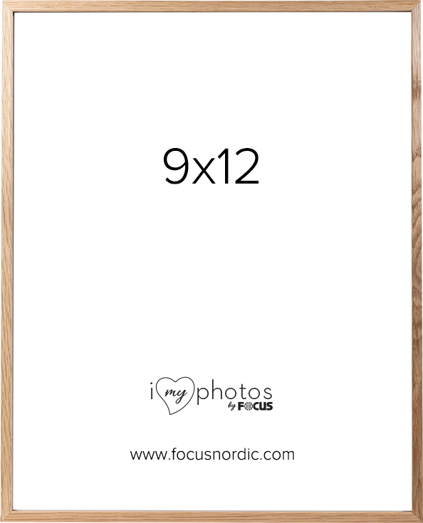 800q-01_127283 Focus Rock Oak -viilutettu 9x12 puinen kuvakehys, jossa on valkoinen matto, näyttää "9x12" keskellä, "i love photos by FOCUS" ja "www.focusnordic.com" alla.