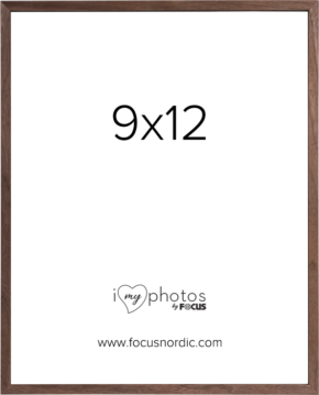 800q-01_127284 Focus Rock Walnut -viilun 9x12 puinen valokuvakehys sisältää valkoisen insertin, jossa lukee "9x12" keskellä, "i love photos by FOCUS" alla ja "www.focusnordic.com" alareunassa.
