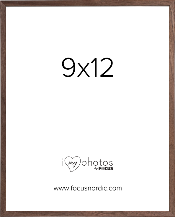 800q-01_127284 Focus Rock Walnut -viilun 9x12 puinen valokuvakehys sisältää valkoisen insertin, jossa lukee "9x12" keskellä, "i love photos by FOCUS" alla ja "www.focusnordic.com" alareunassa.