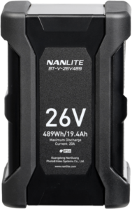 Nanlite-akku V-mount 26V 489WH on musta akku (malli BT-V-26V489), jonka jännite on 26 V ja kapasiteetti 489 Wh/19,4 Ah, maksimipurkausvirta 20 A, suojausluokka IP54 ja valmistajan tiedot etiketissä.