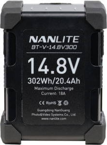 800q-01_127304 Suorakulmaisessa mustassa Nanlite-akussa V-mount 14.8V 300WH on valkoinen teksti ja tekniset tiedot: 14.8V, 302Wh/20.4Ah, maksimipurkausvirta 18A, sekä valmistajan tiedot.