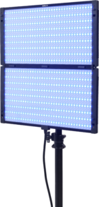 800q-01_127902 Nanlite PavoSlim 240C RGBWW LED-paneeli on suorakulmainen LED-valo jalustalla, joka säteilee kirkasta sinistä valoa. Siinä on takaosan virtajohto, ja siinä on kaksi yhdistettyä osaa, joiden pinnalla on rivejä pieniä LED-lamppuja.