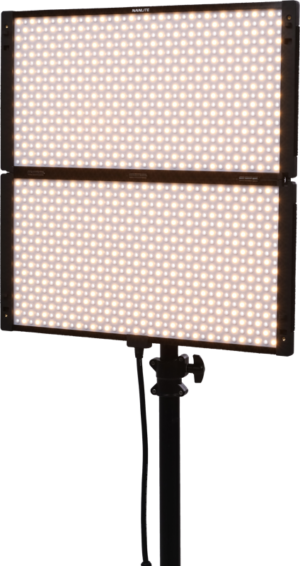 800q-01_127903 Nanlite PavoSlim 240B LED-paneeli on suorakulmainen, kaksiosainen LED-valaisin jalustalla, jonka molemmat osat säteilevät lämpimän valkoista valoa. Keskeltä roikkuu virtajohto, joka on asetettu tavallista, vaaleaa taustaa vasten.