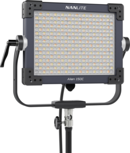 800q-01_128028 Nanlite Alien 150C on suorakulmainen LED-paneelivalaisin säädettävällä jalustalla, jonka etupinnalla on useita näkyviä pieniä LED-lamppuja.