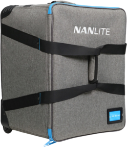 Nanlite Trolley Case CC-FL-ST-FZ on harmaa rullalaukku, jossa on mustat hihnat, sivukahva, siniset vetoketjukoristeet ja sininen nimilapputeline alakulmassa.