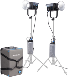 800q-01_128423 Nanlite FC-500B 2-Light Trolley Case Kit sisältää kaksi rinnakkain asetettua studiovaloa säädettävissä jalustoissa, joissa on virtalähteet, ja niiden edessä on harmaa vaunukotelo, jossa on mustat hihnat.