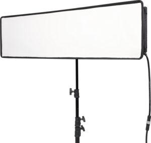 800q-01_128745 Nanlite PavoSlim 240CL RGBWW LED-paneeli on suorakulmainen LED-valo mustalla säädettävällä jalustalla, joka sopii ammattimaiseen valokuvaukseen tai videokuvaukseen, ja sen oikeaan kylkeen on liitetty virtajohto.