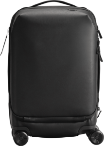 800q-01_129841 Musta Peak Design Roller Pro Carry-On on tyylikäs, musta kovakuorinen matkalaukku, jossa on neljä pyörää ja yläkahva, ja joka on esillä valkoisella pohjalla.