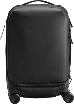 Musta Peak Design Roller Pro Carry-On on tyylikäs, musta kovakuorinen matkalaukku, jossa on neljä pyörää ja yläkahva, ja joka on esillä valkoisella pohjalla.