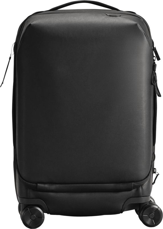 Musta Peak Design Roller Pro Carry-On on tyylikäs, musta kovakuorinen matkalaukku, jossa on neljä pyörää ja yläkahva, ja joka on esillä valkoisella pohjalla.