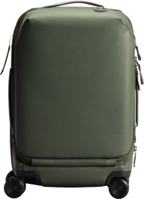 800q-01_129842 Peak Design Roller Pro Carry-On, vihreä, on vihreä kovakuorinen matkalaukku, jossa on neljä mustaa pyörää, yläkahva ja vetoketjusuljenta.
