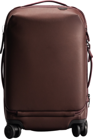 800q-01_129843 Peak Design Roller Pro Carry-On, punainen, on punainen kovakuorinen matkalaukku, jossa on neljä pyörää, yläkahva ja tyylikäs, minimalistinen muotoilu.